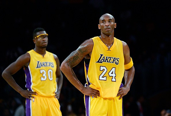 Kobe Bryant #24 and Julius Randle #30 of the Los Angeles Lakers