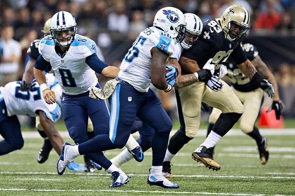 Marcus Mariota #8 hands off the ball to Antonio Andrews #26 of the Tennessee Titans 