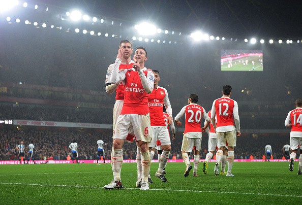 Laurent Koscielny (2ndL) celebrates scoring the Arsenal 