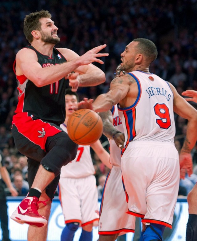 New York Knicks forward Jared Jeffries (9) strips Toronto Raptors forward Linas Kleiza (11)
