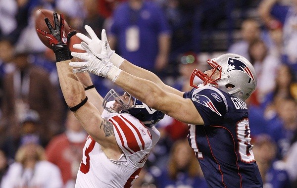 New York Giants middle linebacker Chase Blackburn intercepts a pass intended for New England Patriots tight end Rob Gronkowski