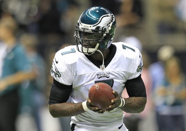 Michael Vick resigns with Eagles
