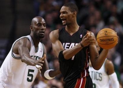 Boston Celtics Kevin Garnett (L) and Miami Heat Chris Bosh compete for the ball 